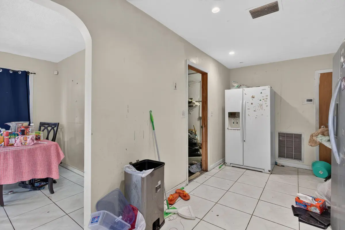 14-web-or-mls-4390-0366 at 4390 NW 35th Avenue, Lauderdale Lakes