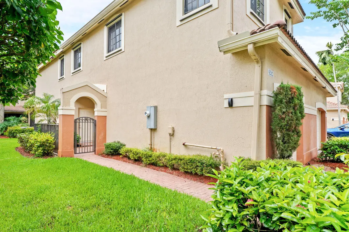 2-web-or-mls-4212-vineyard-cir at 4212 Vineyard Circle, Weston