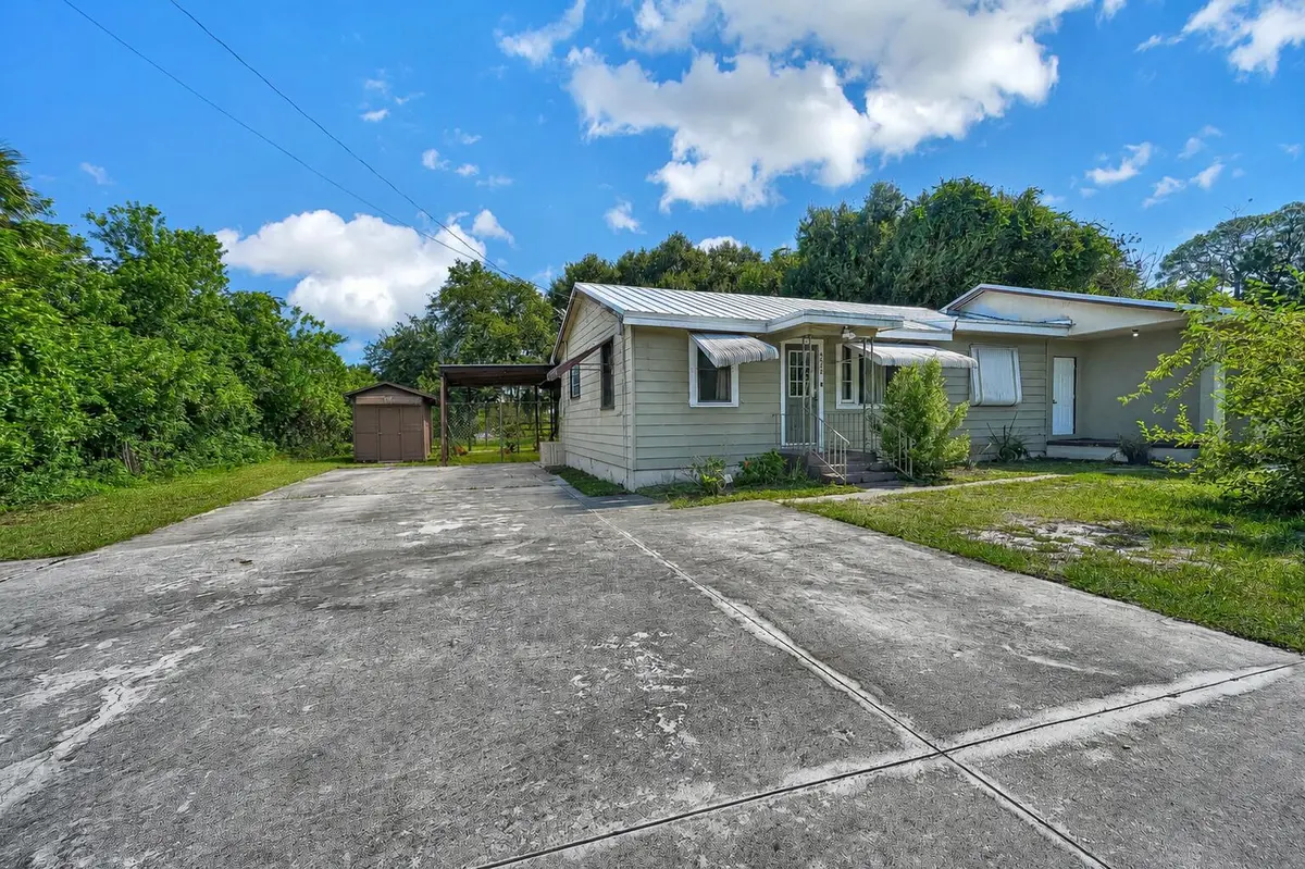 driveway at 4232 Edwards Road, Fort Pierce