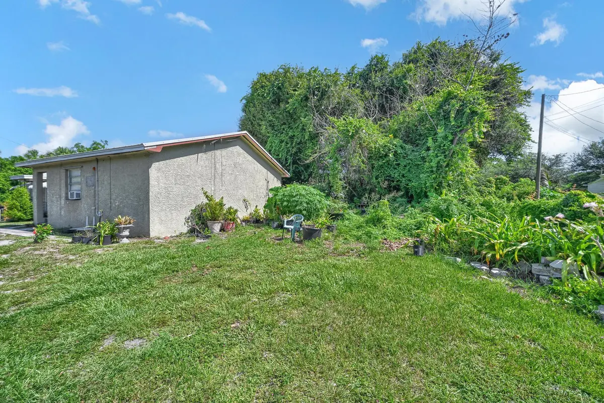 side of house at 4232 Edwards Road, Fort Pierce