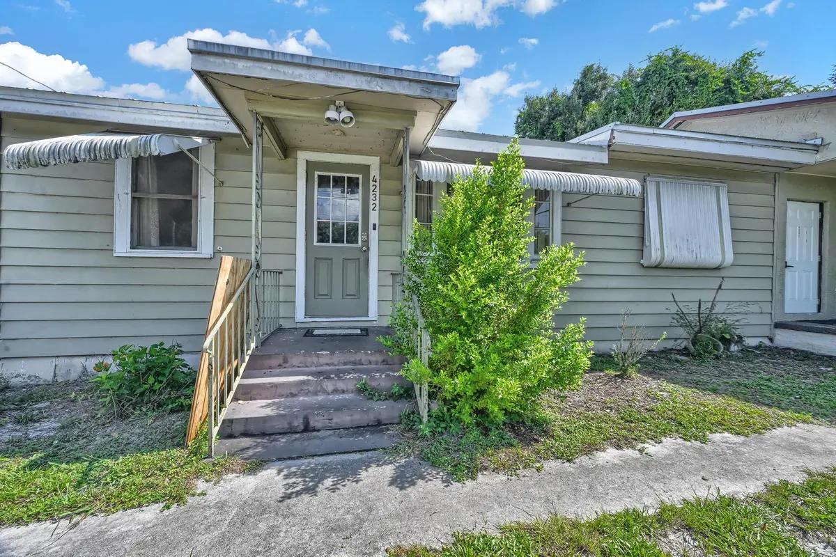 front of house at 4232 Edwards Road, Fort Pierce