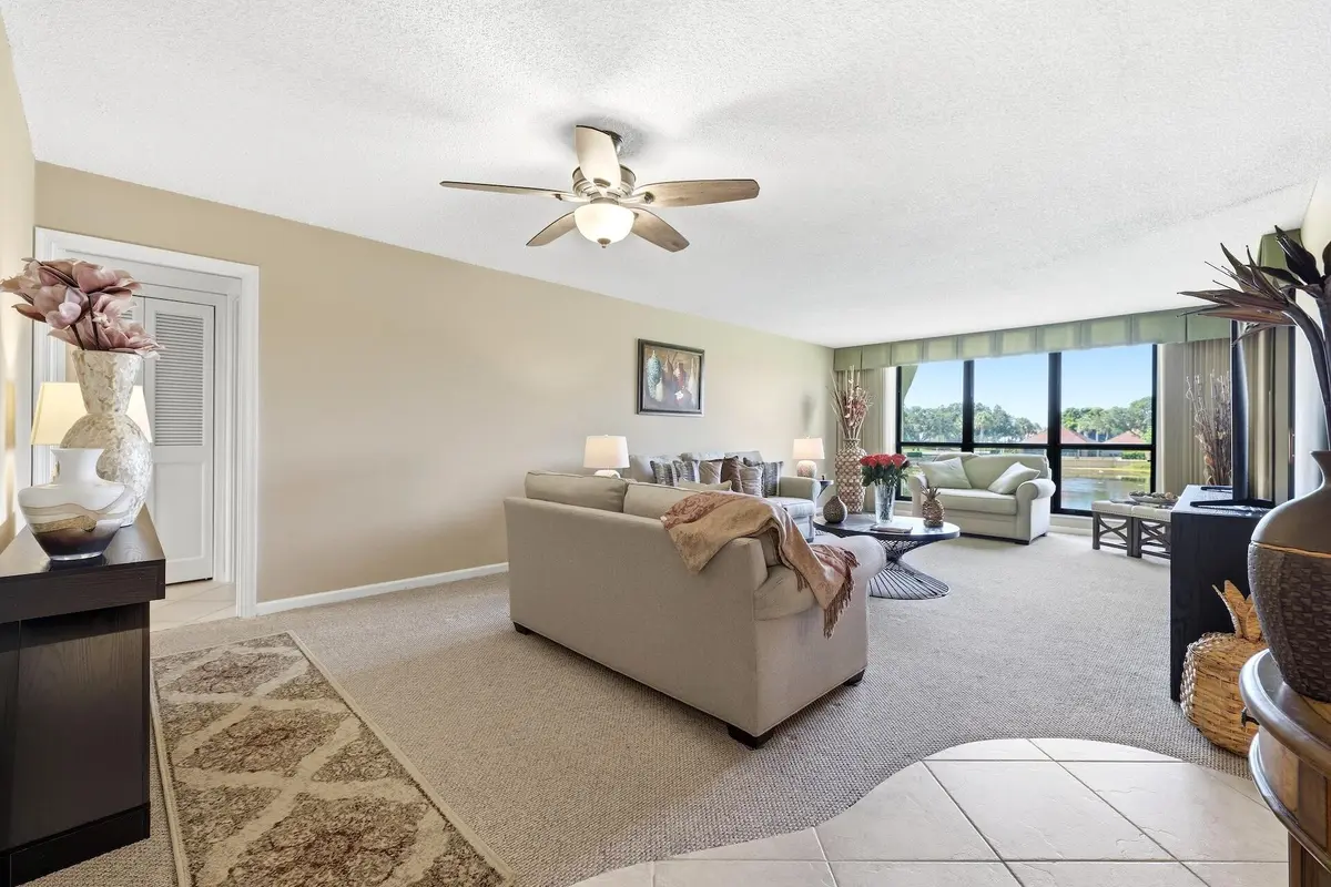 Living at 5344 Woodland Lakes Drive 223, Palm Beach Gardens