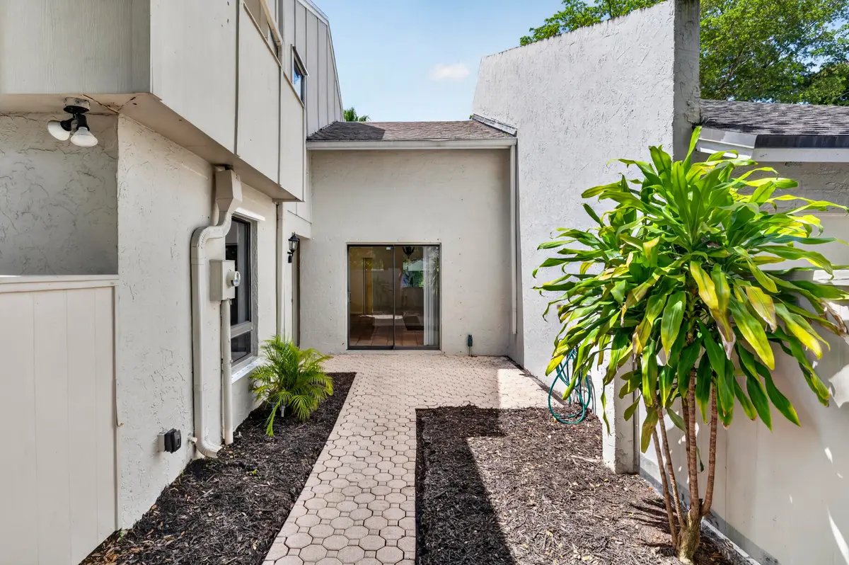 Courtyard at 12720 Spinnaker Lane, Wellington