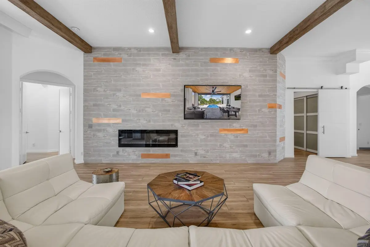 Great Room Feature Wall at 142 Porto Vecchio Way, Palm Beach Gardens