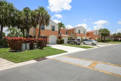 6881 Willow Creek Run, Greenacres – sold