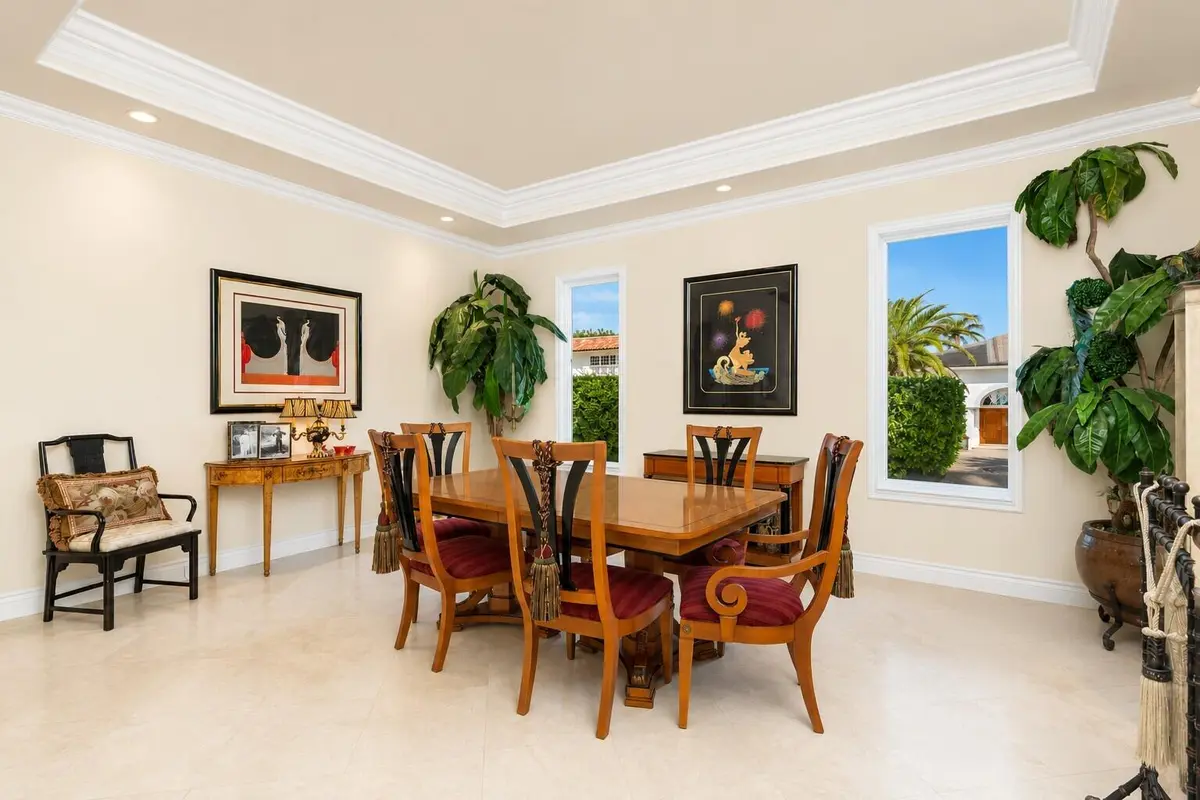 dining room at 286 Jamaica Lane, Palm Beach