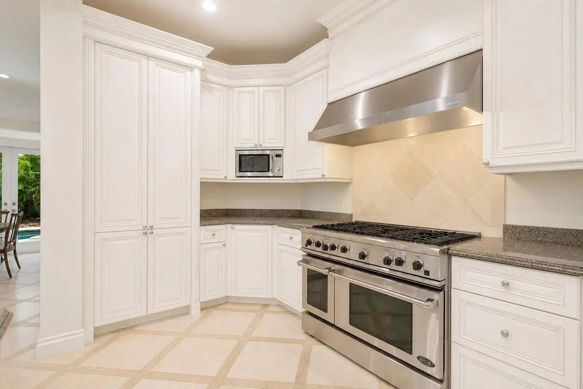 kitchen range at 286 Jamaica Lane, Palm Beach