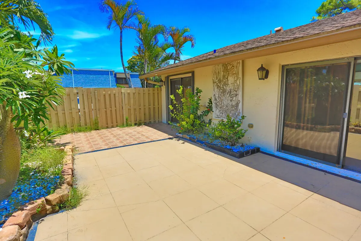 Courtyard at 714 NW 27th Avenue C, Delray Beach
