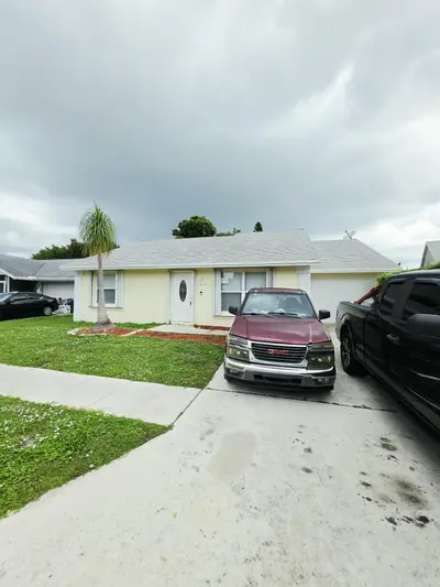 5447 Twin Oakes Road, Greenacres – sold