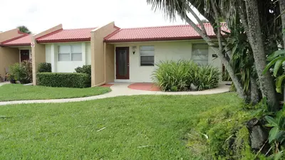 117 Golden River Drive, West Palm Beach – Villa for sale