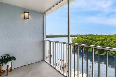 689 NE 6th Court 4050, Boynton Beach – Condominium for sale