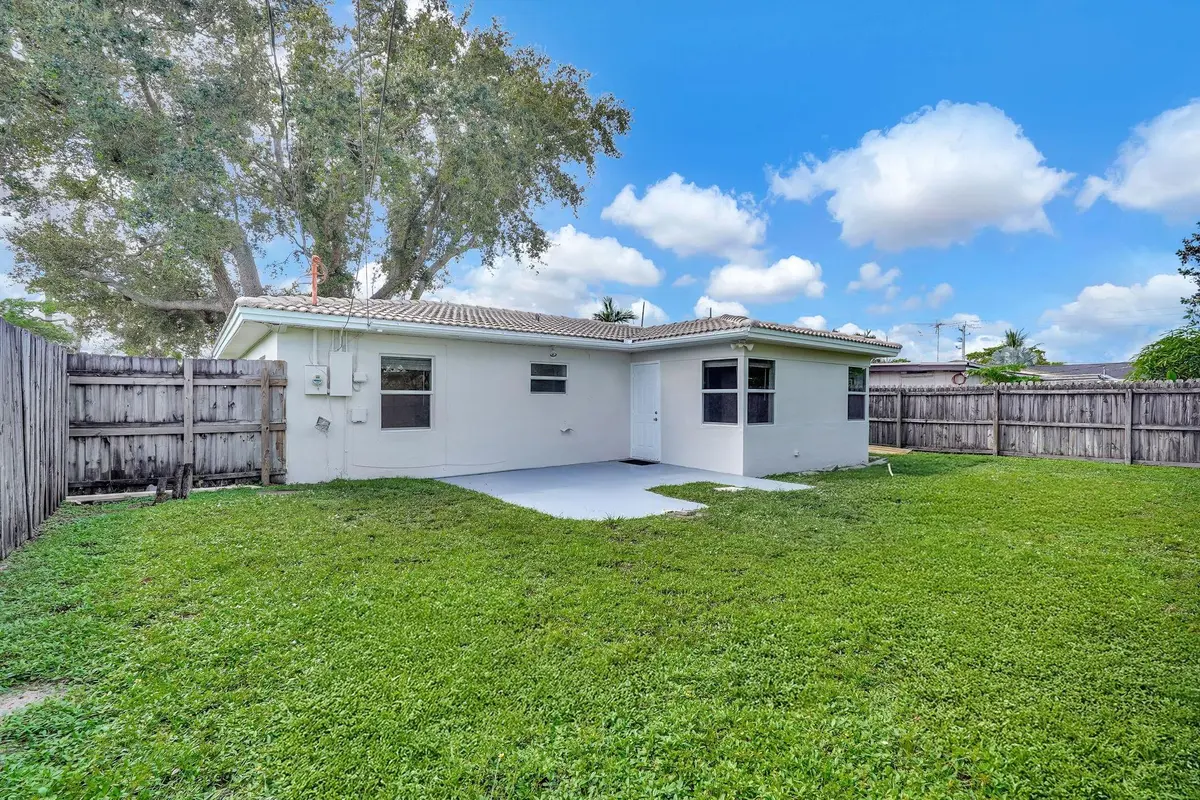 Photo 7 at 261 NE 45th Street, Oakland Park