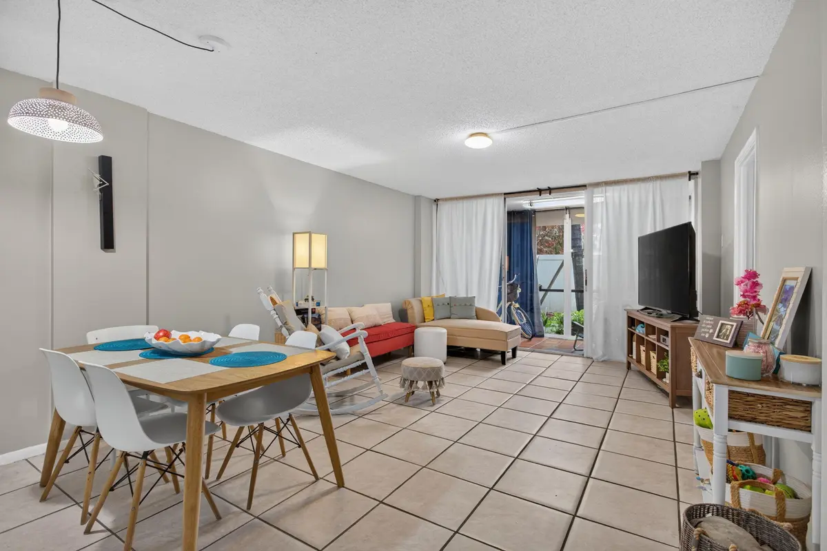 dining at 118 Royal Pk Drive 1f, Oakland Park