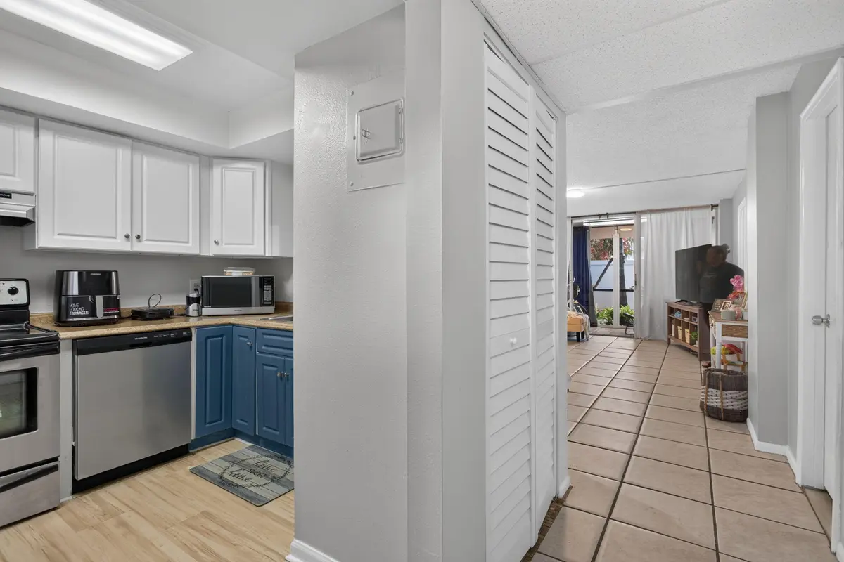 kitchen2 at 118 Royal Pk Drive 1f, Oakland Park