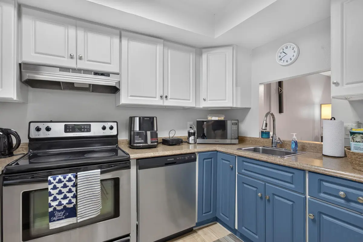 kitchen3 at 118 Royal Pk Drive 1f, Oakland Park