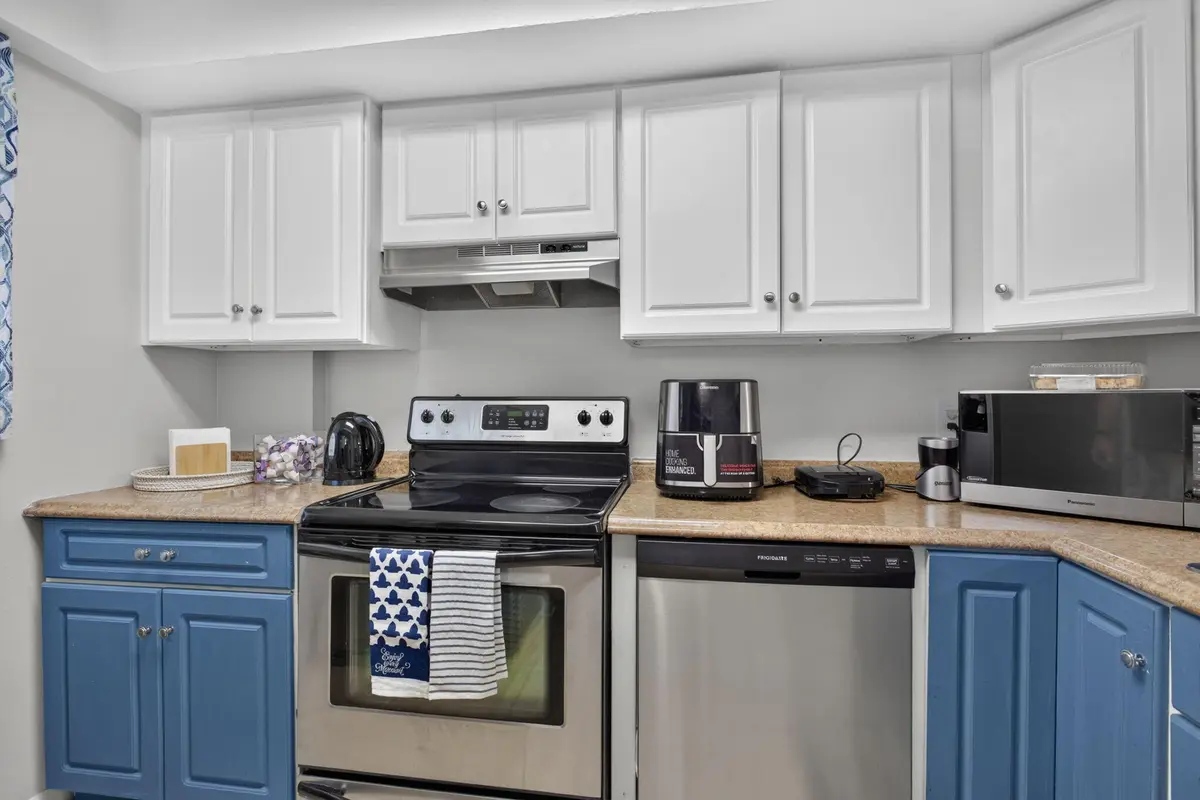 kitchen4 at 118 Royal Pk Drive 1f, Oakland Park