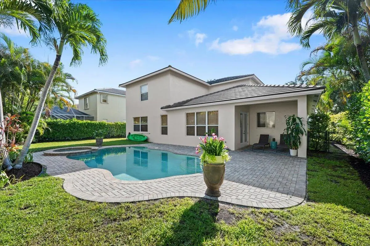 large backyard at 464 Oriole Lane, Jupiter