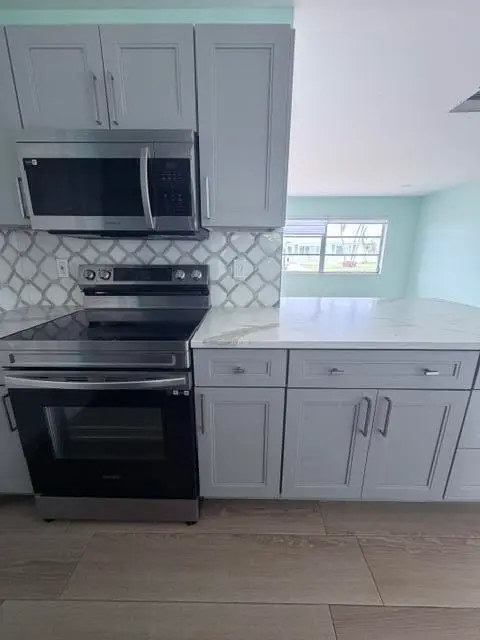 Microwave range at 1308 SW 24th Street, Boynton Beach