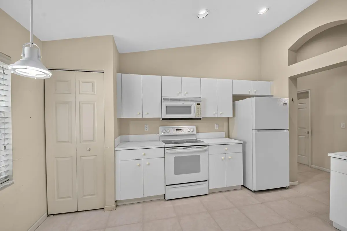 White Appliances at 9840 Arbor View Drive, Boynton Beach