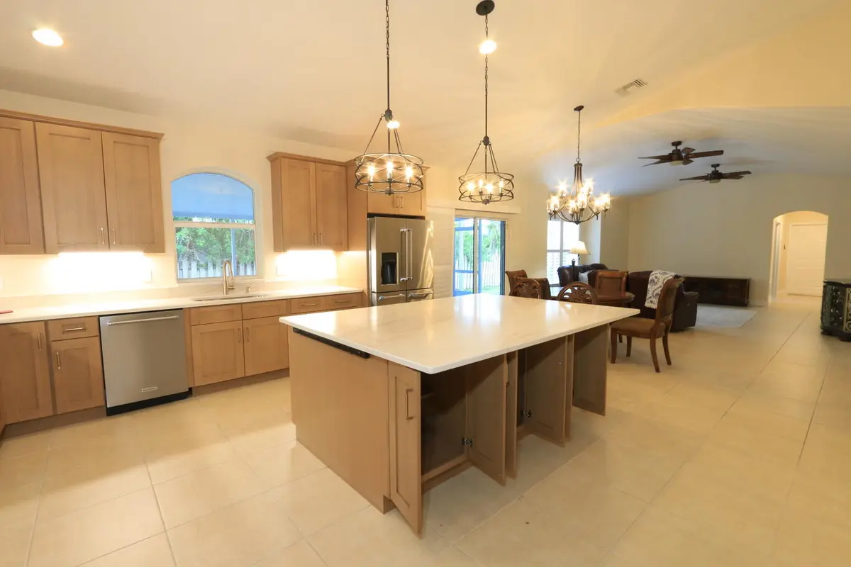 EXTRA CABINET STORAGE at 2879 SE Peru Street, Port St. Lucie