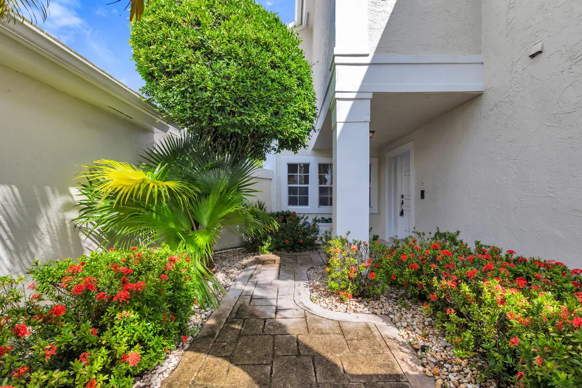 Private Courtyard Entrance at 22 Selby Lane, Palm Beach Gardens
