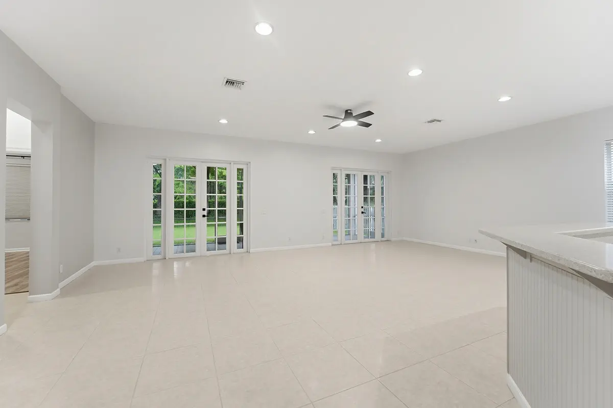 19_living room at 970 Tulip Circle, Weston