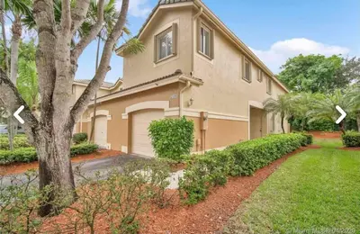2166 Hacienda Terrace, Weston – Townhouse for rent