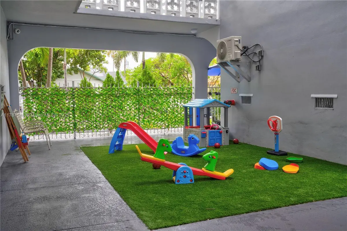 playground at 1818 Rodman Street 2c, Hollywood