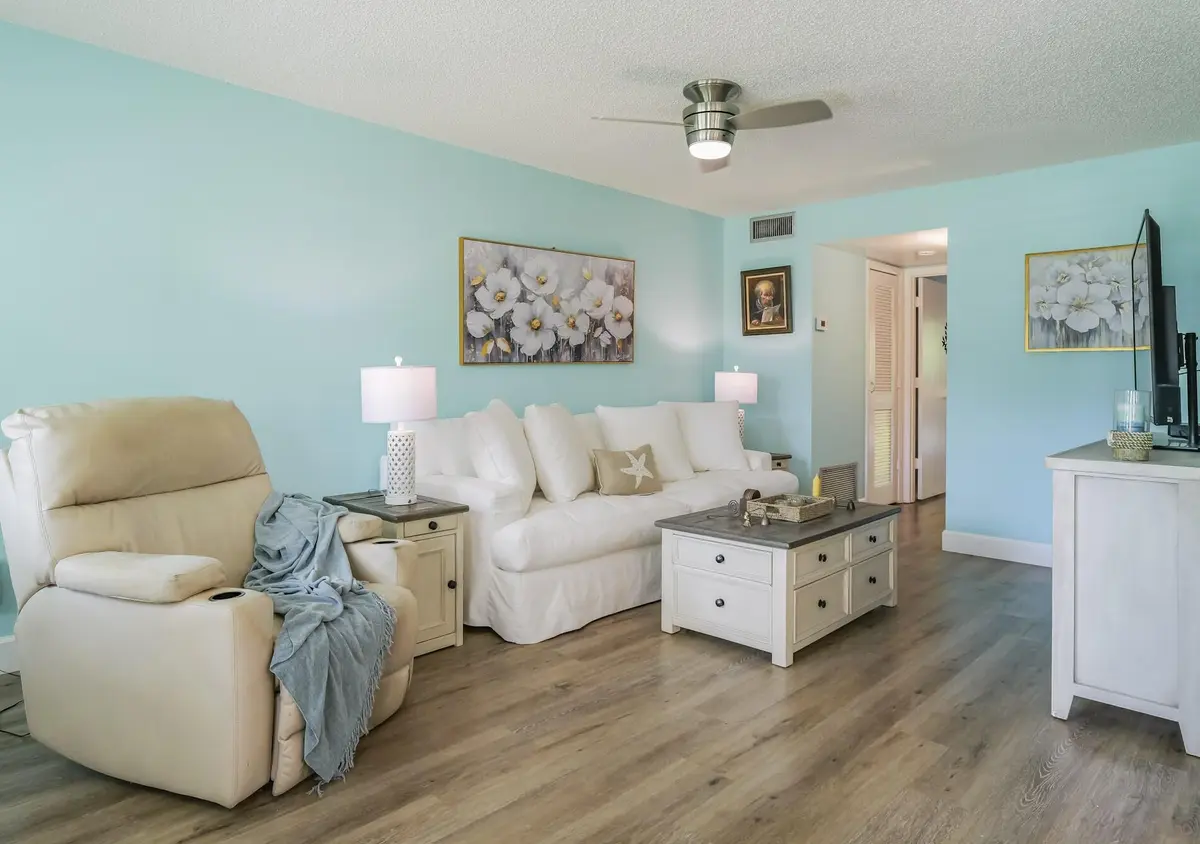 7 (10) at 28 Vista Gardens Trail 105, Vero Beach