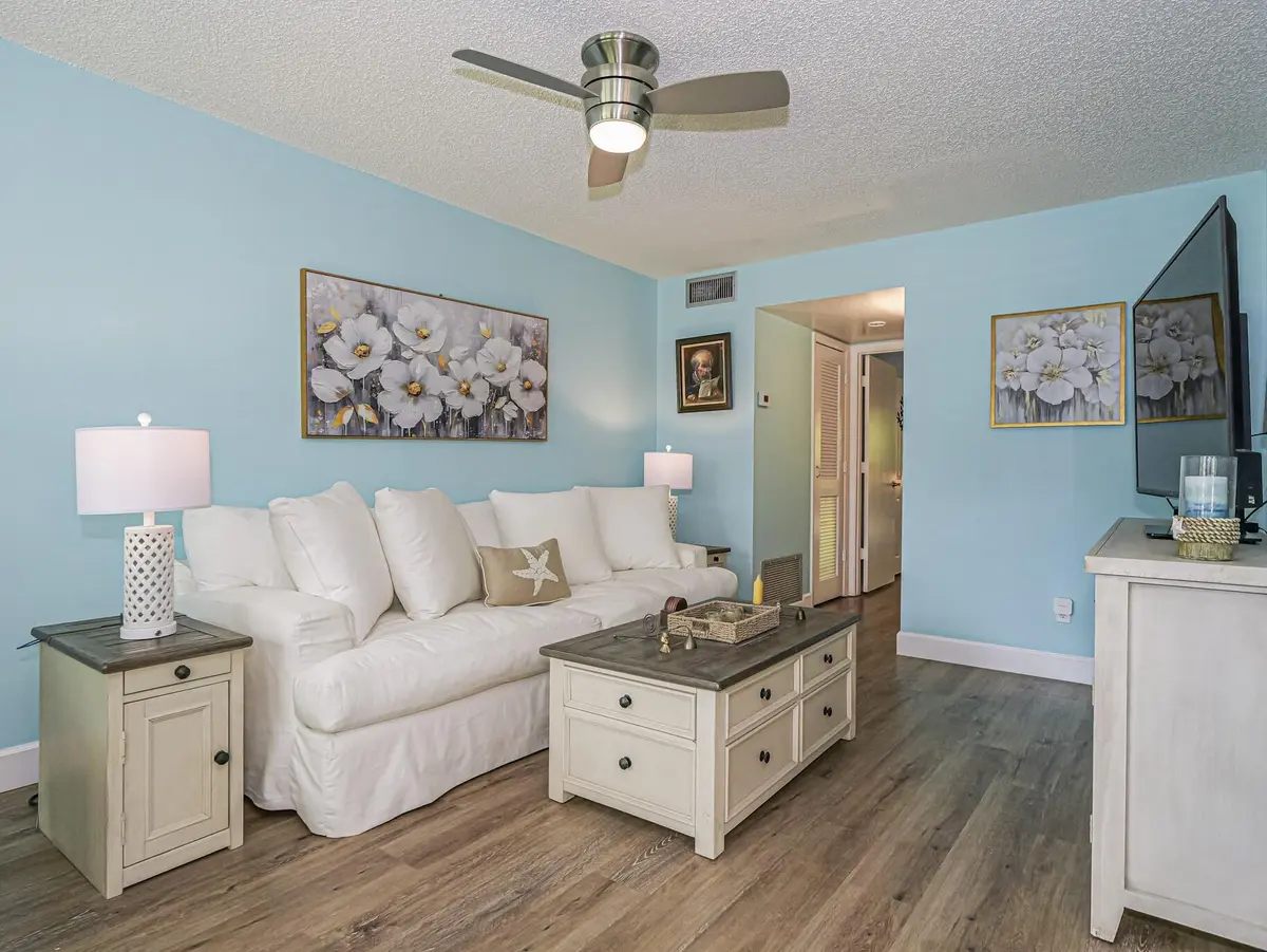 8 (10) at 28 Vista Gardens Trail 105, Vero Beach