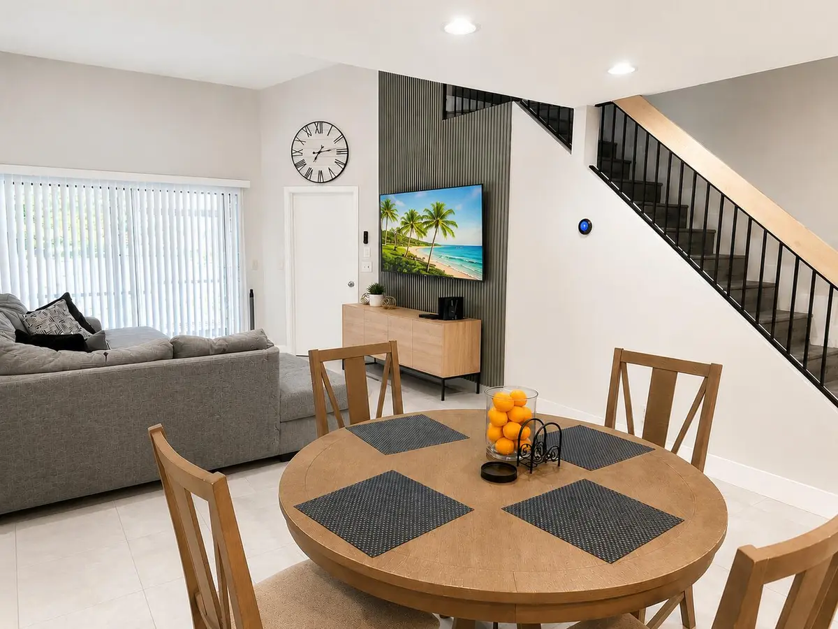 dining at 1644 Cypress Pointe Drive 1-9, Coral Springs