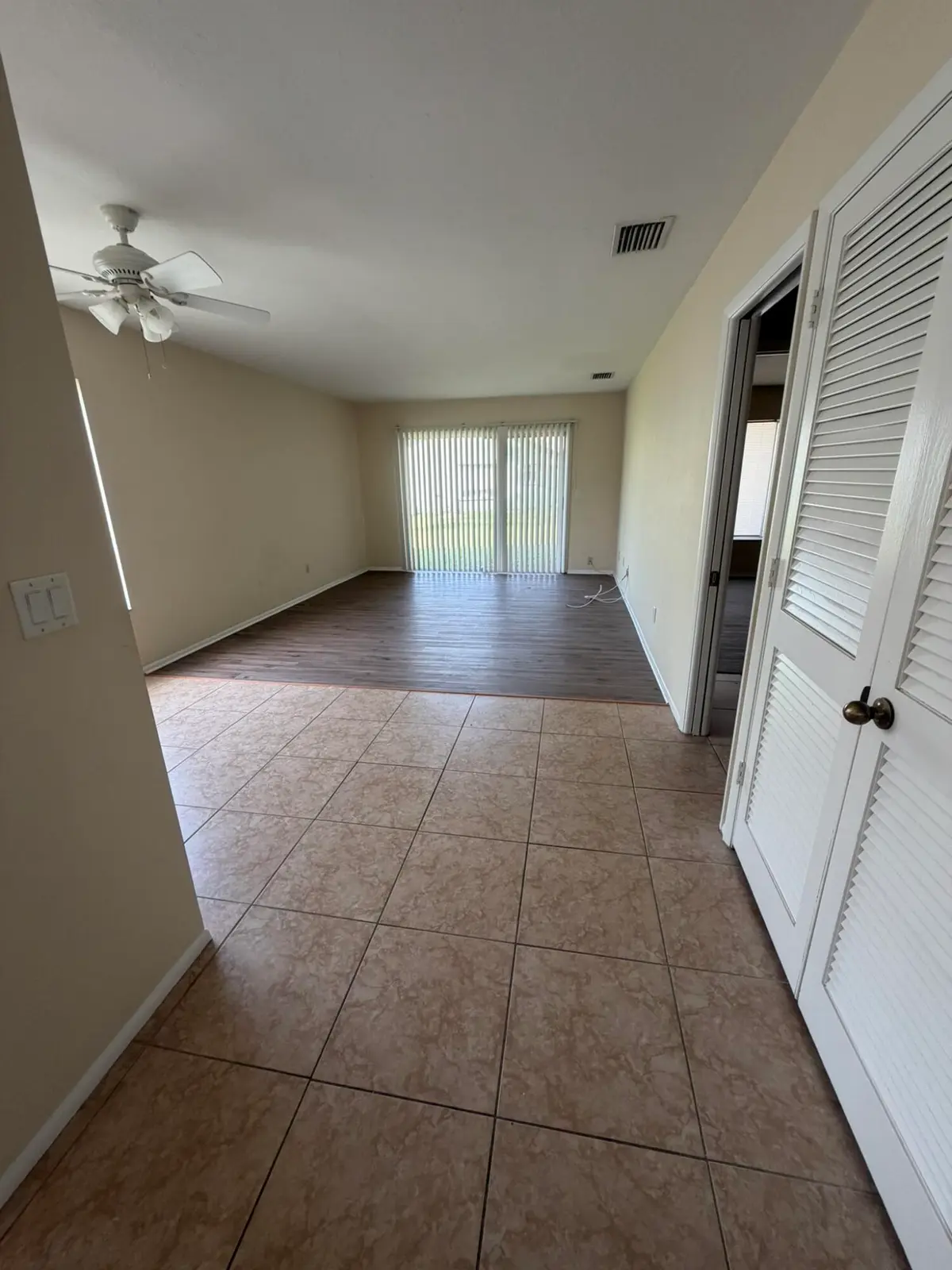 Entry to living area at 1720 SE Linpark Court, Port St. Lucie