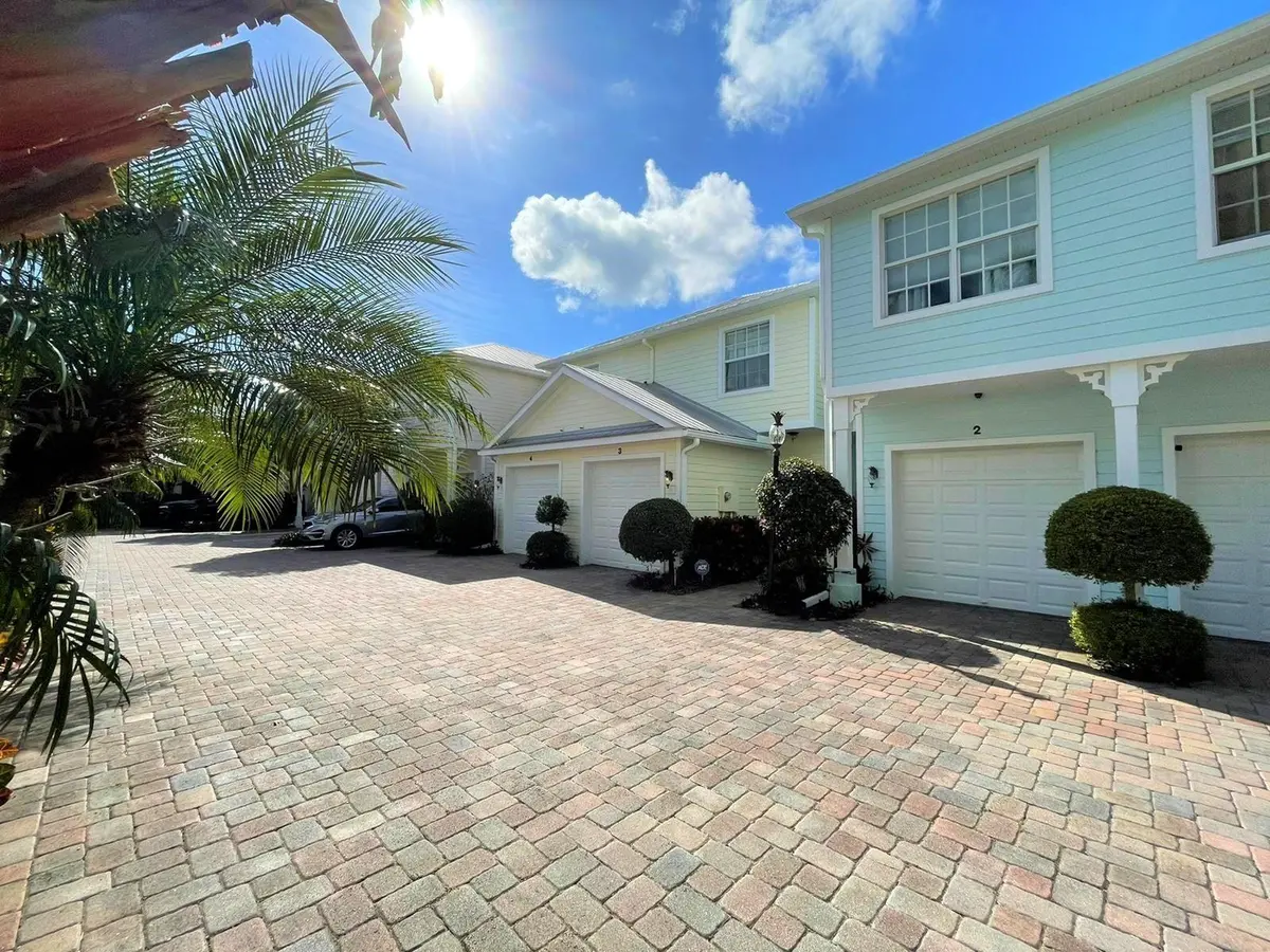 entrance at 902 S Federal Highway 6, Lake Worth Beach