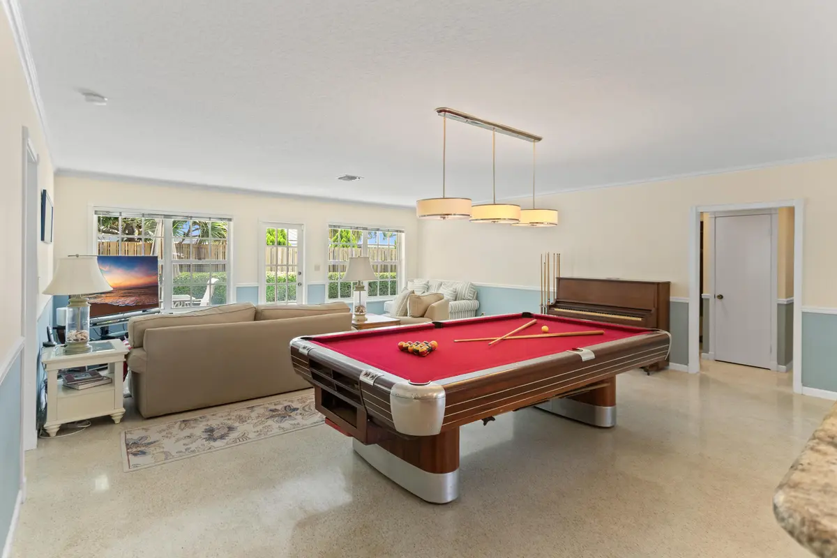 585A7707 at 4240 NE 19th Avenue, Oakland Park