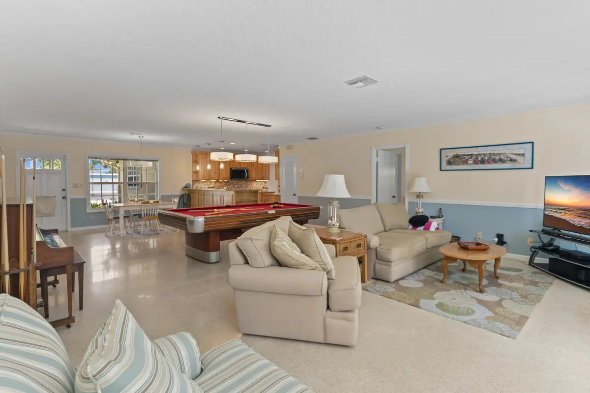 585A7710 at 4240 NE 19th Avenue, Oakland Park