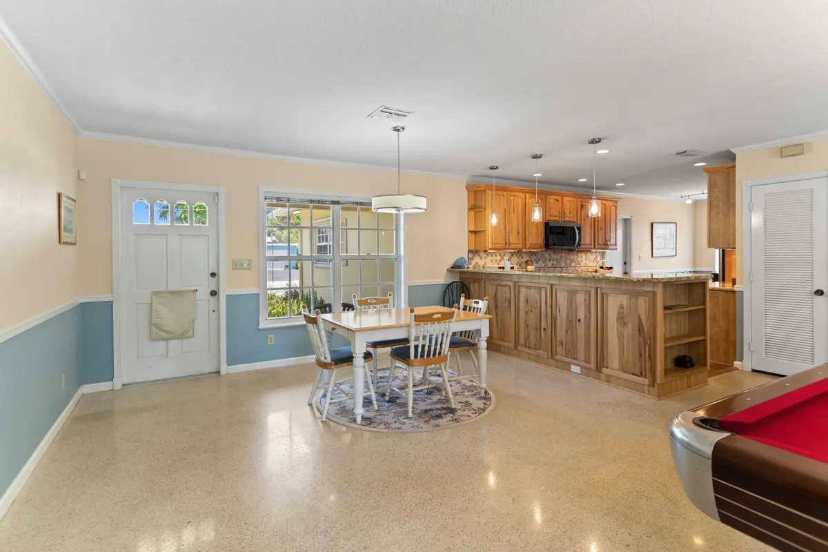 585A7728 at 4240 NE 19th Avenue, Oakland Park