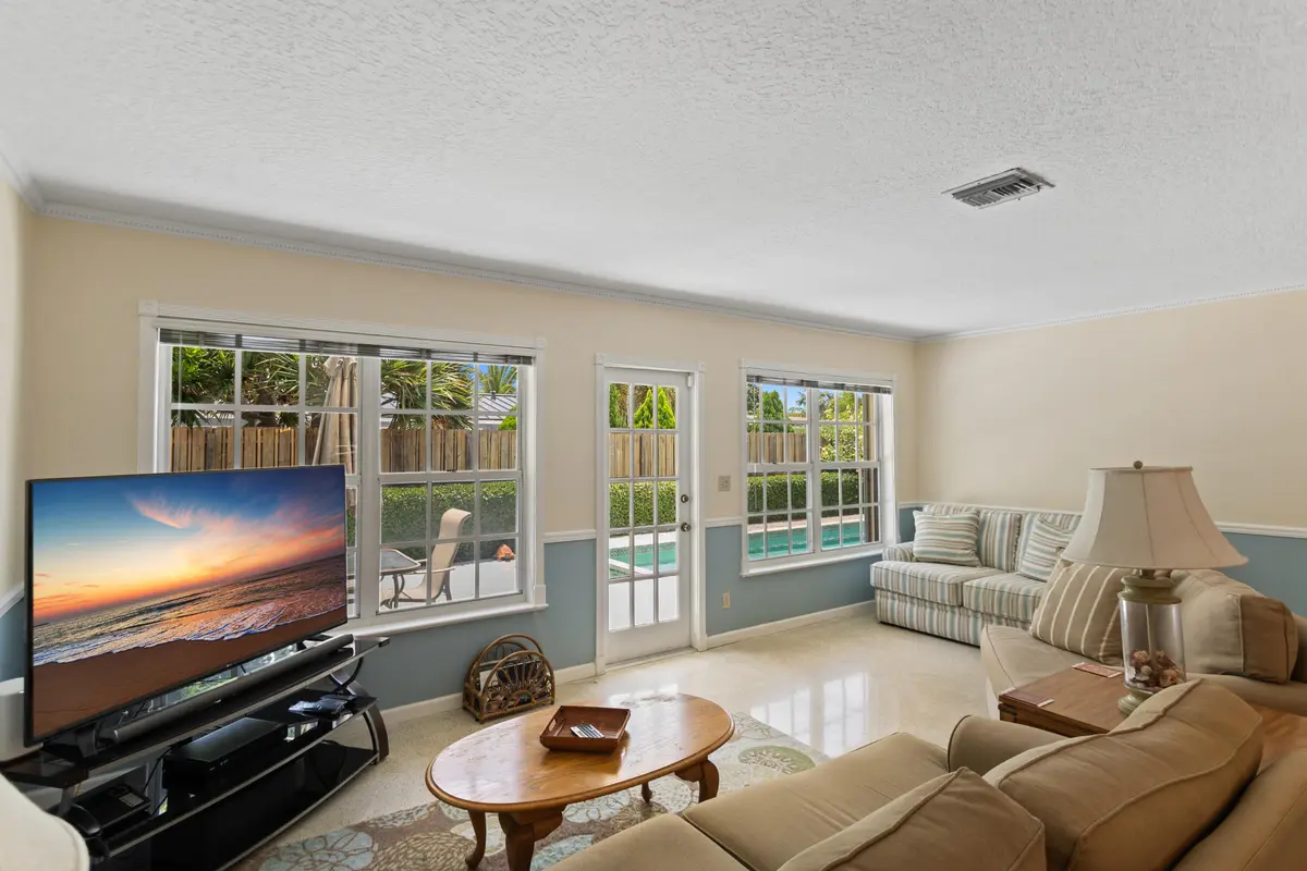 585A7734 at 4240 NE 19th Avenue, Oakland Park