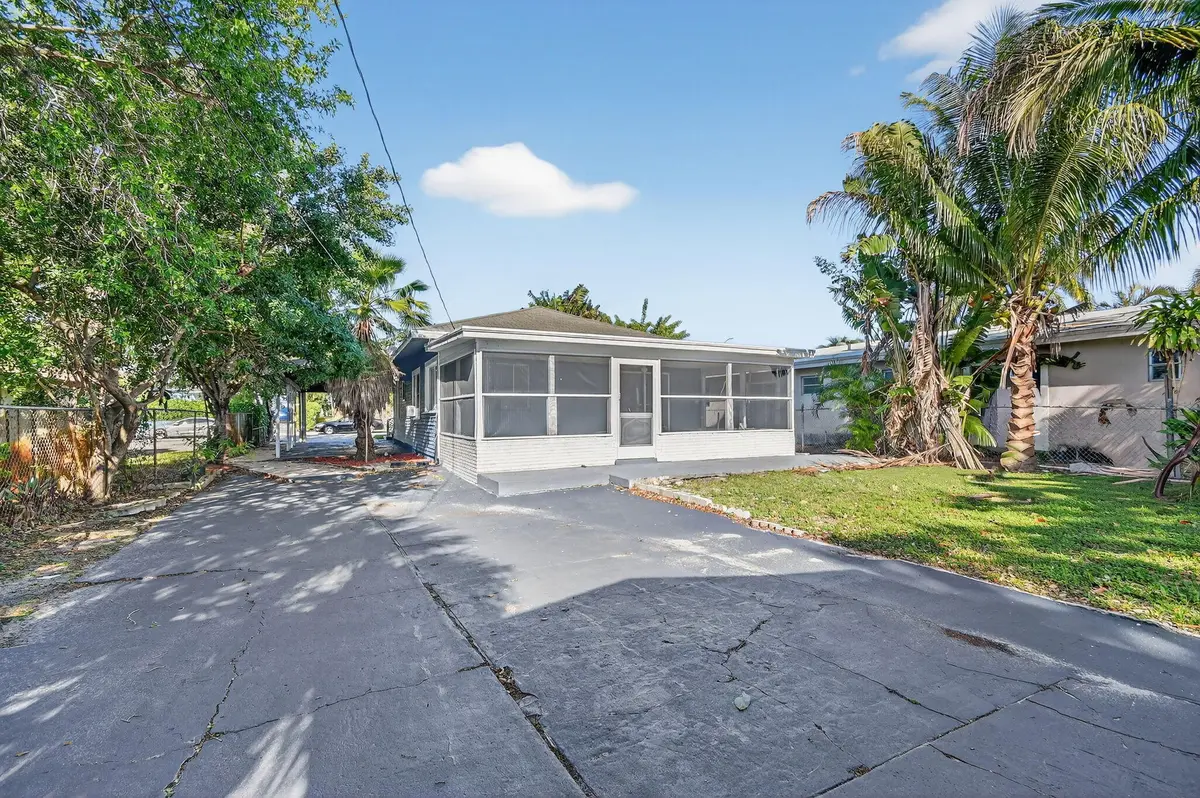 Photo at 1006 S M Street, Lake Worth Beach