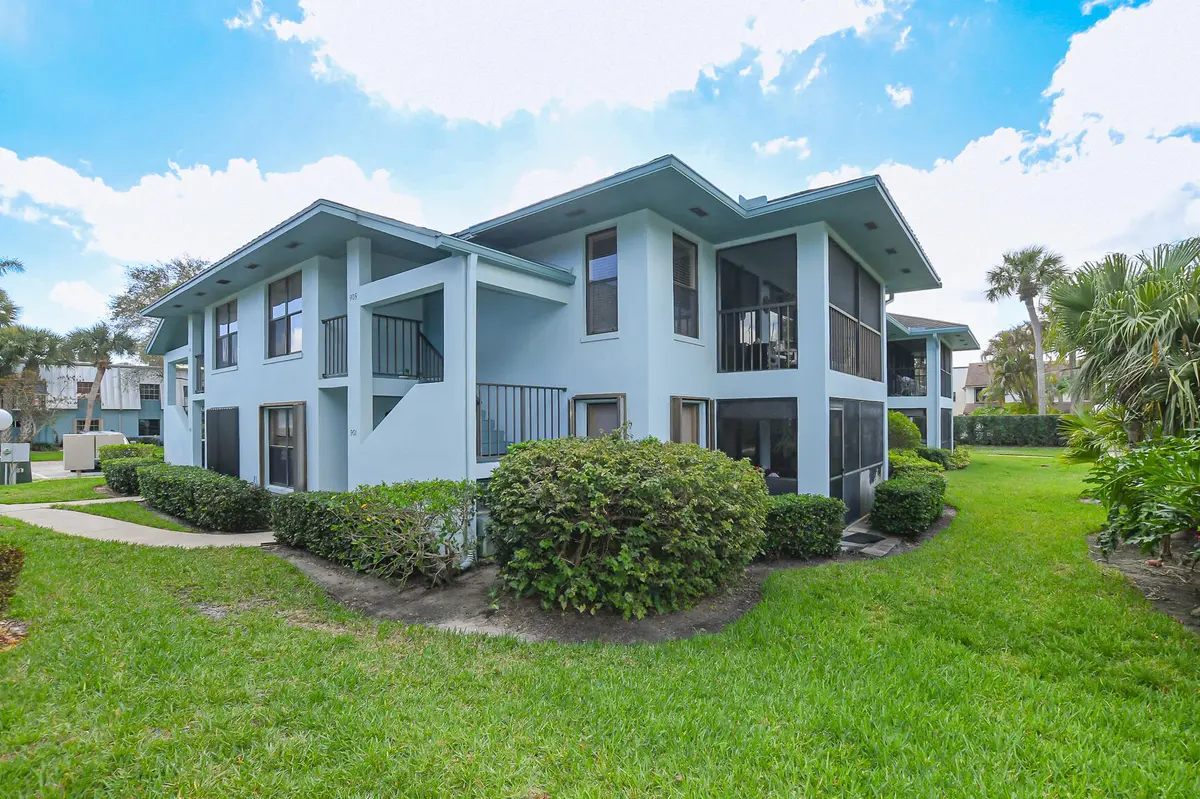 LR-3150 at 950 S Kanner Highway 905, Stuart