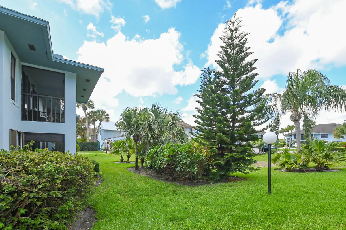 LR-3151 at 950 S Kanner Highway 905, Stuart