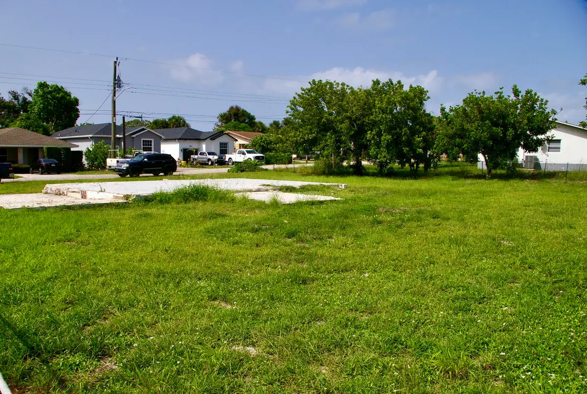 Yard at 8480 SE Citrus Way, Hobe Sound