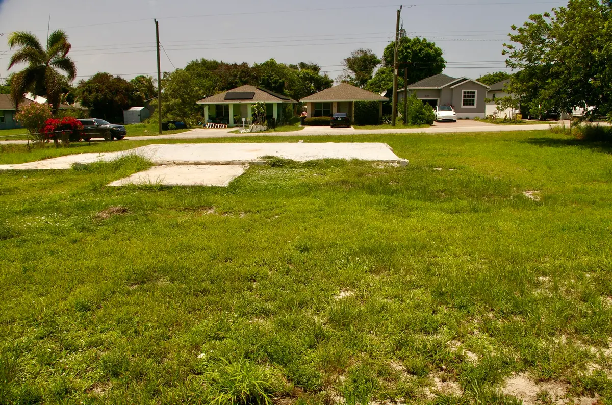 Yard at 8480 SE Citrus Way, Hobe Sound