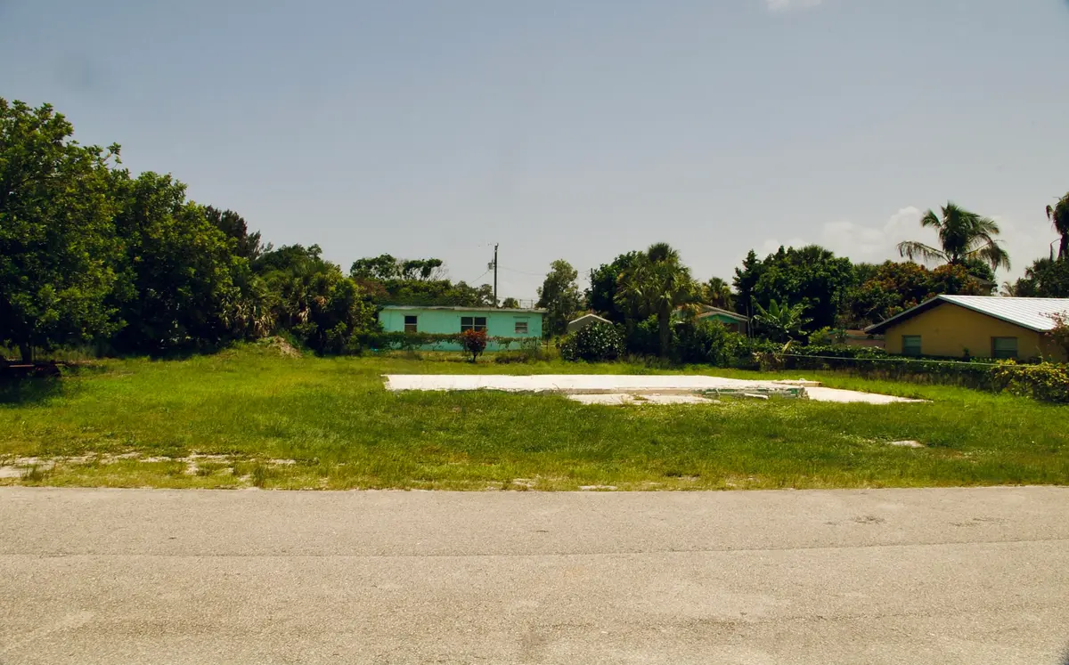 Yard at 8480 SE Citrus Way, Hobe Sound
