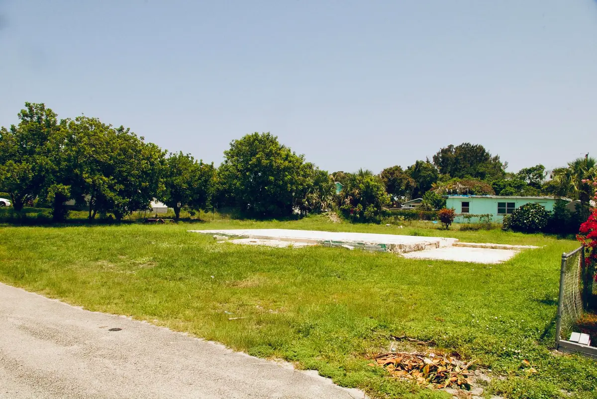 Yard at 8480 SE Citrus Way, Hobe Sound