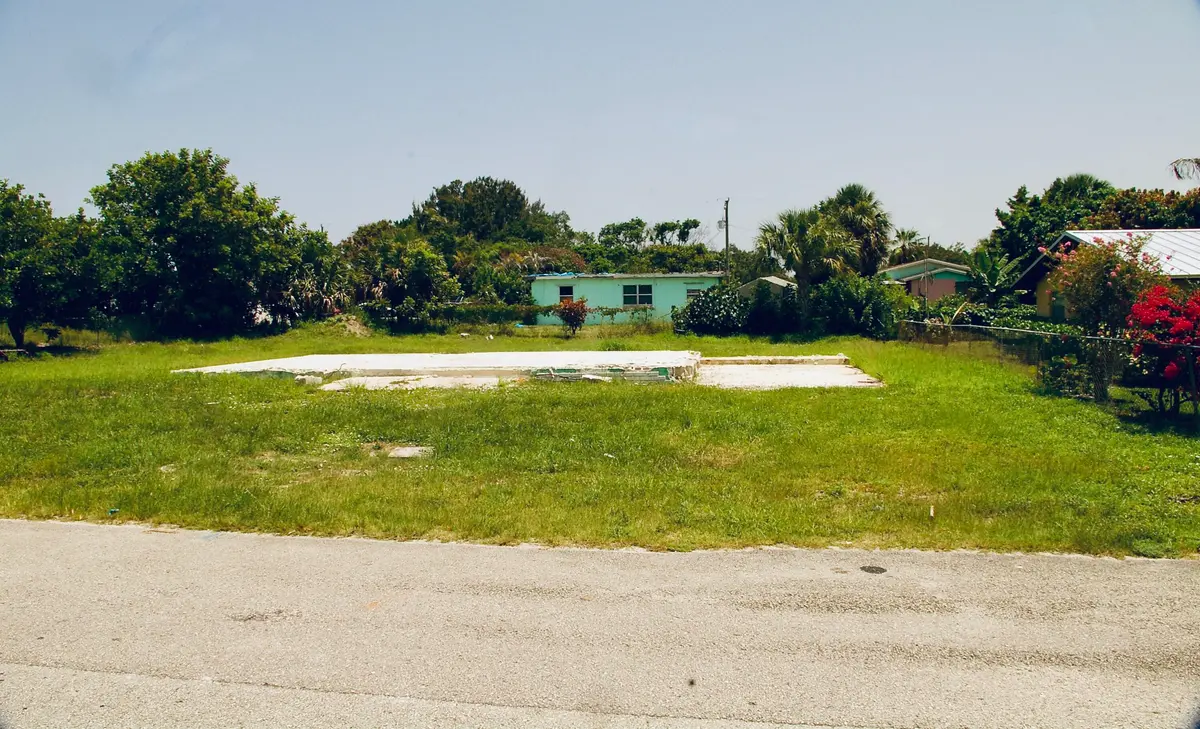 Yard at 8480 SE Citrus Way, Hobe Sound