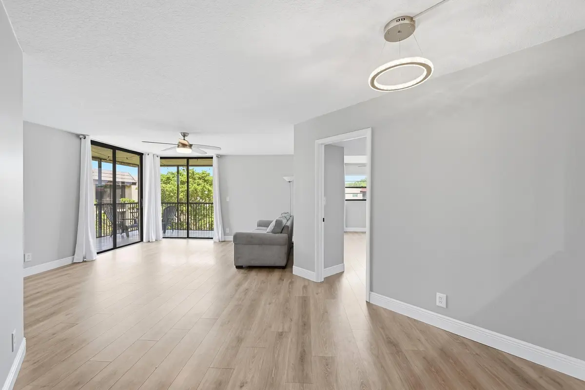 06_dining area at 10401 W Broward Boulevard 401, Plantation