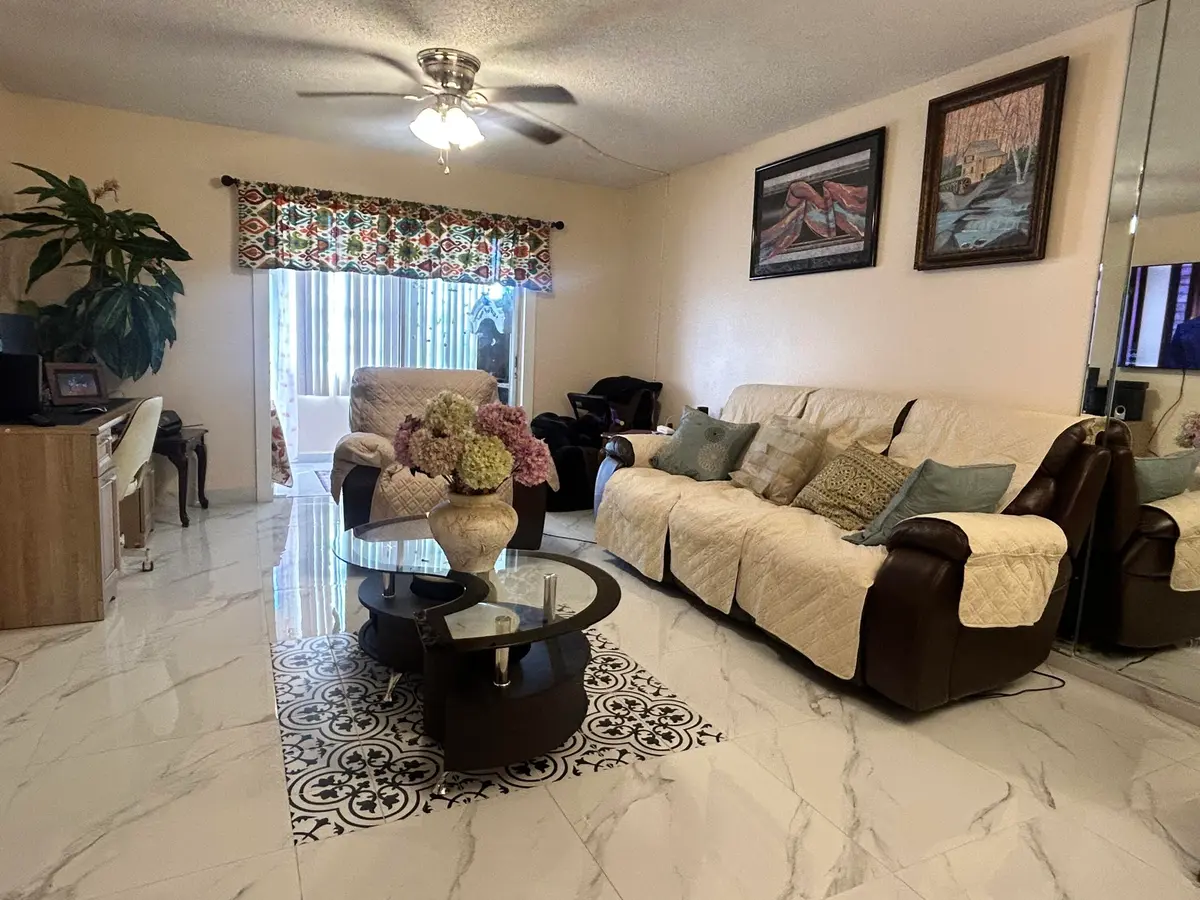 Family room at 300 NE 26th Avenue 113, Boynton Beach