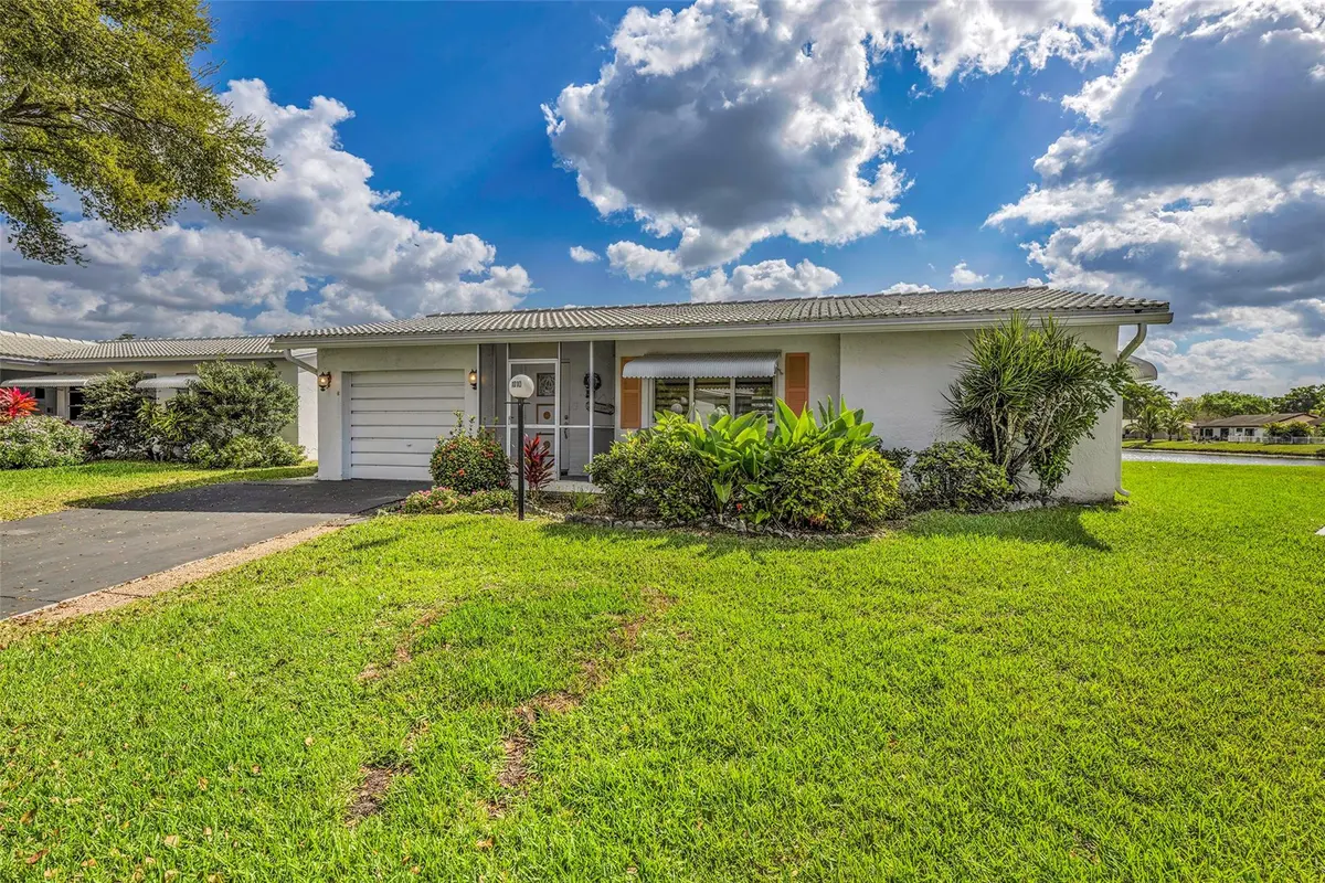 Photo 4 at 1010 NW 89th Way, Plantation