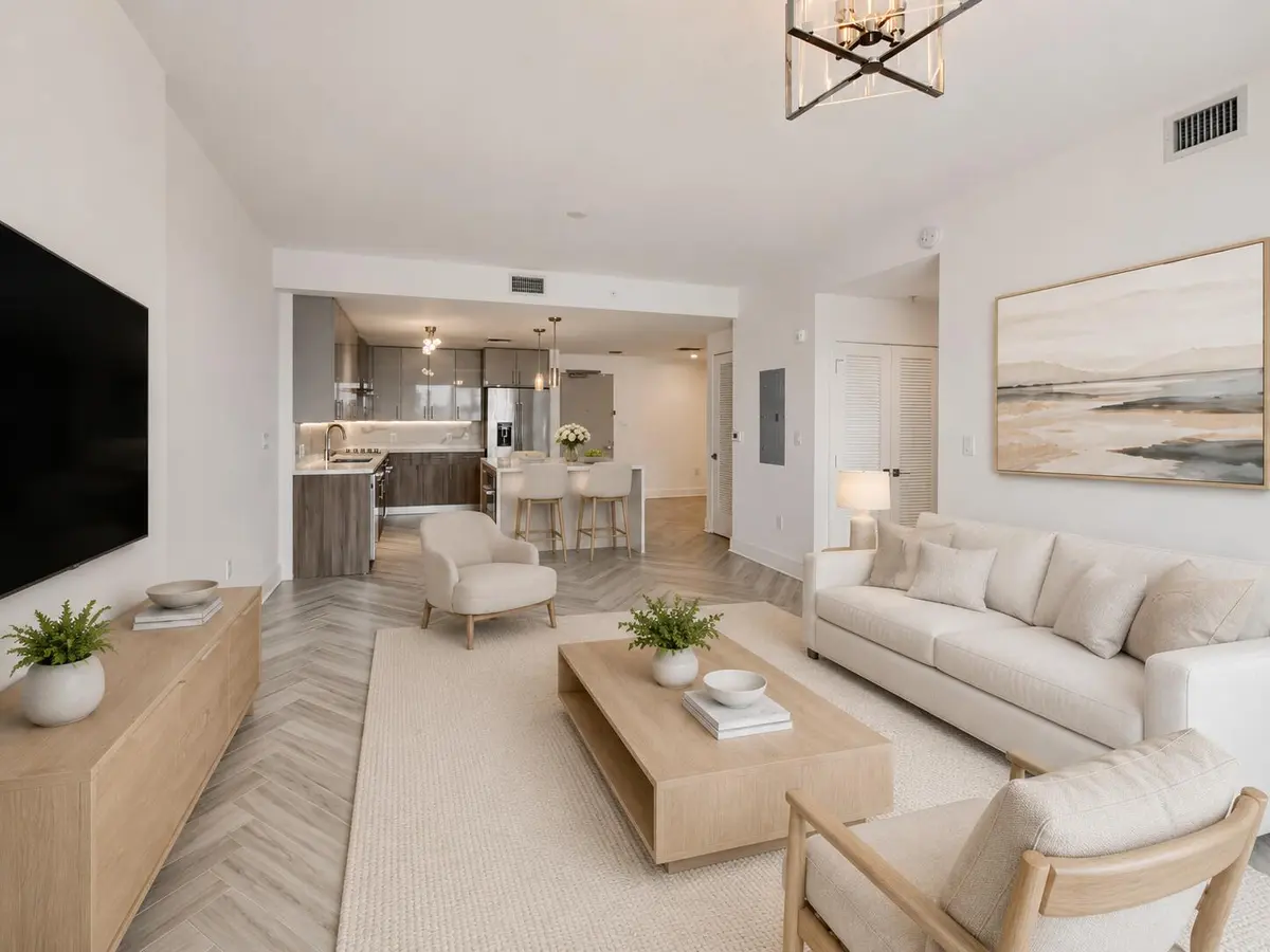 EE at 236 SE 5th Avenue 205, Delray Beach