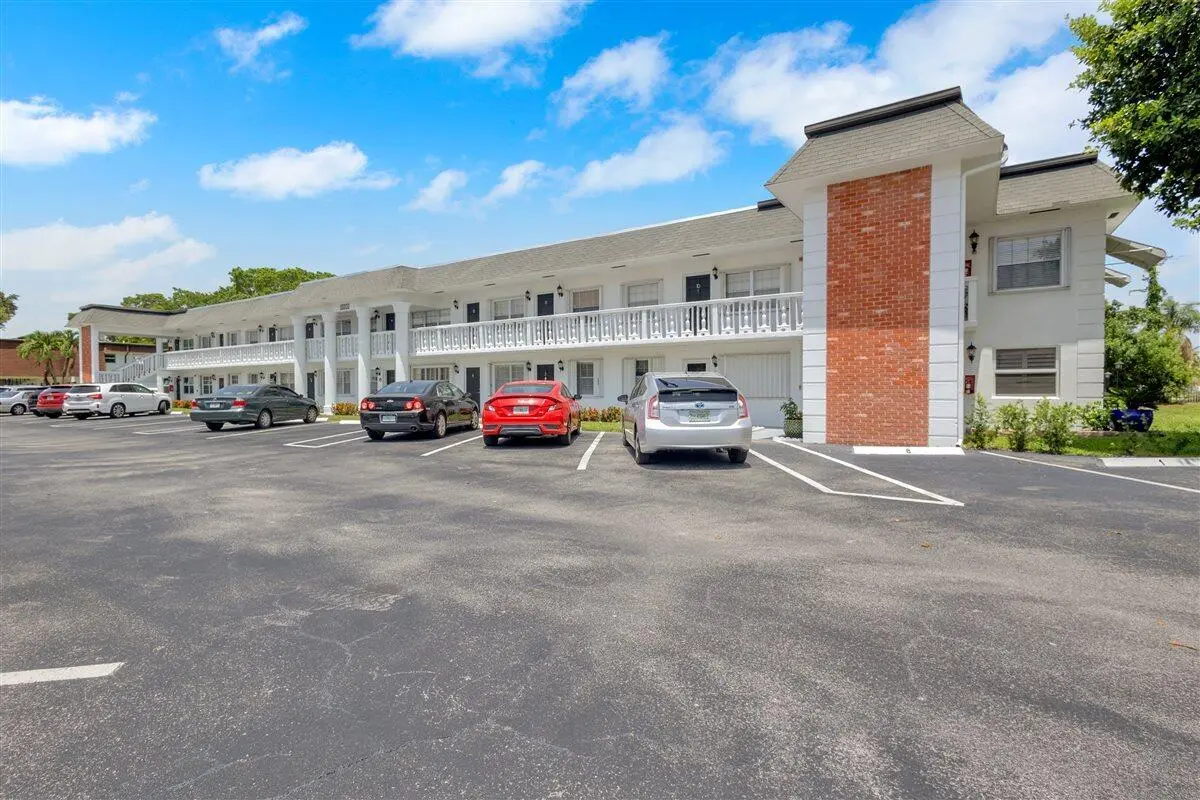 38-GG3A4175 at 10000 Meridian Way 15, Palm Beach Gardens